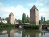 Strassburg - Fluss (Ill), Türme der Ponts Couverts, Bäume und Häuser