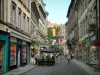 Strassburg - Grand'Rue mit aufgehängten Fahnen, Häuser dekoriert mit Blumen, Kaffeeterrasse und Geschäfte