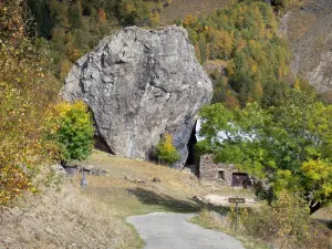 Strasse des Passes Sarenne - Oisans: Weiler Le Perron und sein Fels, Almauftrieb Strasse des Passes Sarenne und Bäume mit herbstlichen Farben