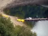 Stuwmeer van Sarrans - Reservoir met waterfietsen en boten afgemeerd aan een ponton in het Carladez