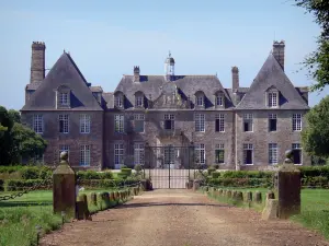 Suisse normande - Façade du château de Rabodanges et allée menant à la grille d'entrée