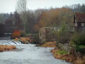 Suisse Normande - Orne valley: river, houses and trees