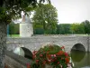 Sully-sur-Loire - Blumen, Brücke, Wassergraben (die Sange), Turm und Park mit Bäumen im Hintergrund