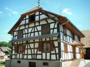 Sundgau - Maison blanche à pans de bois (village de Riespach)