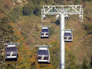 Super Besse - Gondola (teleférico) de la estación de esquí (deportes de invierno) en el Parque Natural Regional de los Volcanes de Auvernia en el Macizo del Sancy (Montes Dore), en la ciudad de Besse-et-Saint-Anastaise