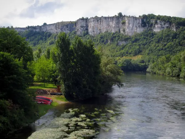 Tal der Dordogne - Fluss (die Dordogne), Ufer, Bäume am Rande des Wassers und Felsen, im Quercy