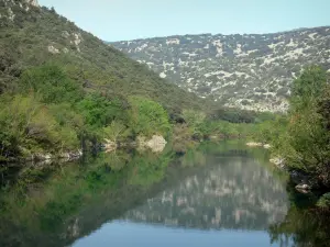 Tal des Hérault - Fluss Hérault, Bäume am Rande des Wassers, Hügel