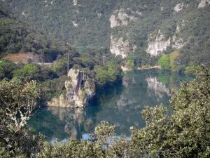 Tal des Hérault - Fluss Hérault, Felsen, Bäume am Rande des Wassers