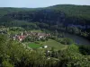 Tal des Lot - Kirche und Häuser eines Dorfes, Felder, Bäume am Rande des Flusses (der Lot), Felsen und Wald, im Quercy