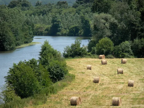 Tal der Sarthe - Wiese mit Heuballen, und Fluss Sarthe gesäumt von Bäumen