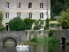 Tal der Sarthe - Fassade des ehemaligen Steinmetzbetriebes (Marmor), und Urlauber Tretboot fahrend auf dem Fluss Sarthe