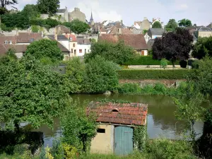 Tal der Sarthe - Mittelalterliche Stätte Fresnay-sur-Sarthe am Ufer des Flusses Sarthe