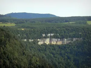 Talkessel der Consolation - Felswände ( Felsen) und Wald (Bäume)