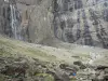 Talkessel von Gavarnie - Felswände des natürlichen Kessels bildend eine Befestigungsmauer (Mauer), grosser Wasserfall, Felsen und Wanderpfad führend zum Fusse des Wasserfalls: im Nationalpark der Pyrenäen