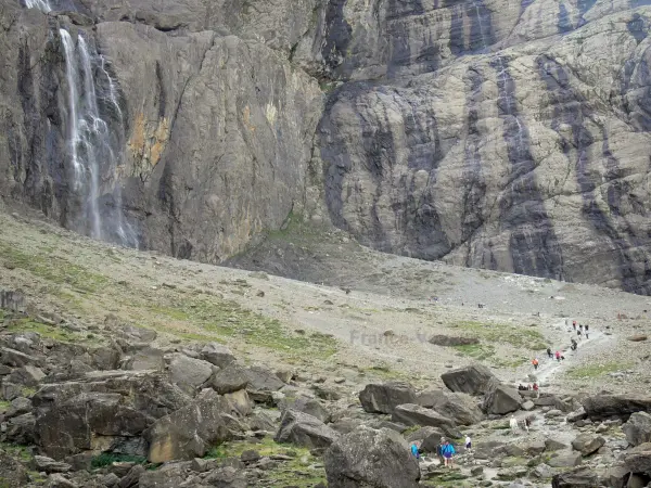 Talkessel von Gavarnie - Felswände des natürlichen Kessels bildend eine Befestigungsmauer (Mauer), grosser Wasserfall, Felsen und Wanderpfad führend zum Fusse des Wasserfalls: im Nationalpark der Pyrenäen