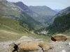 Talkessel von Gavarnie - Felsen vorne, mit Blick auf das Hotel des Kessels unterhalb, das Dorf Gavarnie und das Gebirge umrandend das Tal von Gavarnie; im Nationalpark der Pyrenäen