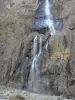 Talkessel von Gavarnie - Grosser Wasserfall, Felswand des natürlichen Kessels und Wanderer am Fusse des Wasserfalls; im Nationalpark der Pyrenäen