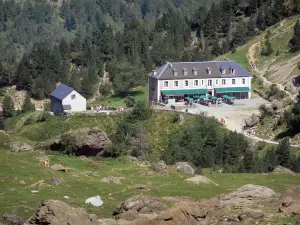 Talkessel von Gavarnie - Hotel des Kessels umgeben von Tannen, Pfade und Felsen; im Nationalpark der Pyrenäen