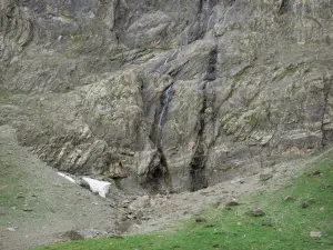 Talkessel von Gavarnie - Felswand des Kessels; im Nationalpark der Pyrenäen