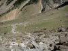 Talkessel von Gavarnie - Landschaft während dem Aufstieg zu dem Felswandfuss des Kessels: Pfad gesäumt von Gestein
