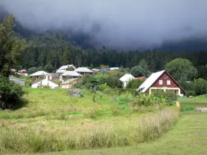 Talkessel Mafate - Ilet de la Nouvelle und seine Häuser inmitten des natürlichen Talkessels Mafate; im Nationalpark der Réunion