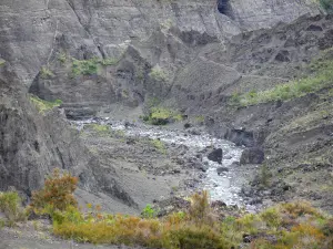 Talkessel Mafate - Blick auf den Fluss Galets, in einer naturbelassenen Stätte