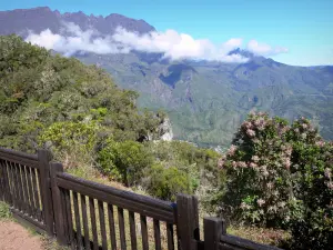 Talkessel Salazie - Nationalpark der Réunion: Blick auf den Piton des Neiges und den natürlichen Talkessel Salazie von dem Aussichtspunkt Bélouve aus 