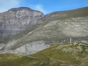 Talkessel Troumouse - Aussichtspunkt der Madonna Statue und Berge des Kessels; im Nationalpark der Pyrenäen