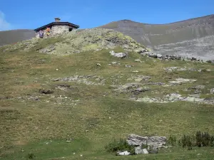 Talkessel Troumouse - Steinhäuschen, Weide und Berg; im Nationalpark der Pyrenäen