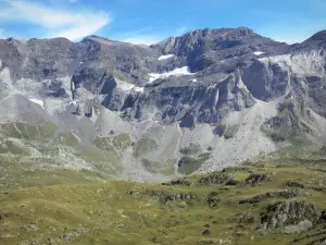 Talkessel Troumouse - Gebirge des Kessels; im Nationalpark der Pyrenäen