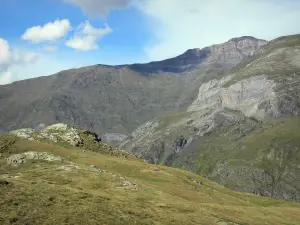 Talkessel Troumouse - Berge des Kessels; im Nationalpark der Pyrenäen