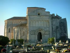 Talmont-sur-Gironde - Sainte-Radegonde church of Romanesque style and maritime cemetery