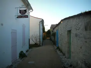 Talmont-sur-Gironde - Village carril bordeada de casas
