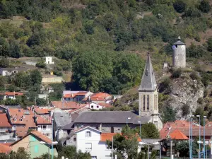 Tarascon-sur-Ariège - Clocher de l'église Sainte-Quitterie, maisons de la ville et tour du Castella dominant l'ensemble