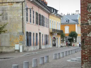 Tarbes - Calle bordeada de casas con fachadas de colores