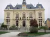 Tarbes - Façade de l'hôtel de ville (mairie) et place Jean Jaurès