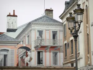 Tarbes - Trompe-l '? Él rue de la Gaité, el piso y la fachada de una casa de ladrillo