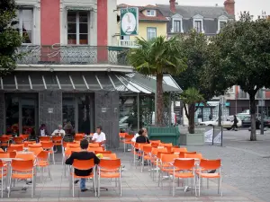 Tarbes - Place de Verdun : terrasse de café, palmiers en pots, arbres et immeubles de la ville