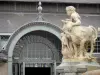 Tarbes - Marcadieu Halle (mercato coperto) e la statua (scultura) della Fontana dei Quattro Valli (Fontana Duvignau)