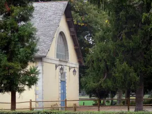 Tarbes - Nationalgestüt von Tarbes: Gebäude umgeben von Bäumen