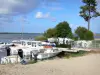 Teich von Biscarrosse und von Parentis - Hafen von Parentis-en-Born und seine befestigten Boote