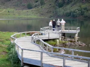 Teich Lers - Steg am Teichrand; im Regionalen Naturpark der Ariège Pyrenäen, im Couserans, auf der Gemeinde Le Port