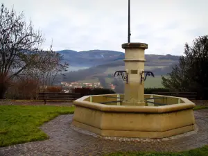 Ternand - Village fontein met uitzicht op de omliggende heuvels, in het Land van Golden Stone (Beaujolais)