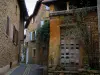 Theizé - Ruelle du village bordée de maisons en pierre, dans le Pays des Pierres Dorées (Pays Beaujolais)