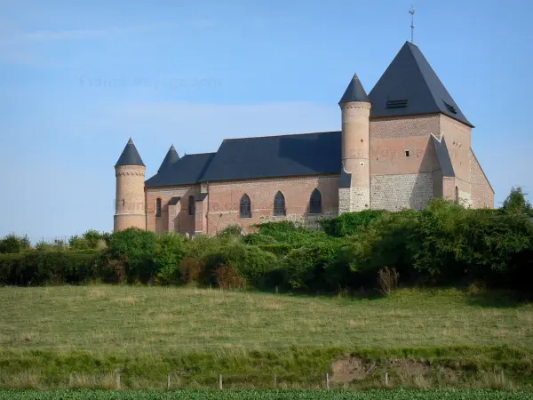 Thiérache - Beaurain versterkte kerk, het dorp Flavigny-le-Grand-and-Beaurain