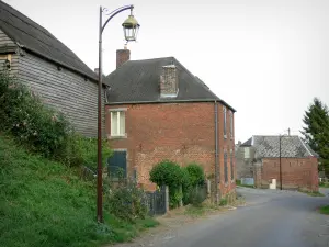 Thiérache - Las calles y las casas de ladrillo de la aldea de Englancourt