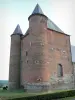 Thiérache - Englancourt: la iglesia fortificada de San Nicolás, con su torre del homenaje y las torres redondas