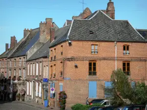 Thiérache - Gevels van baksteen huizen in de stad van Vervins