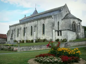 Thiérache ardenesa - Aouste iglesia fortificada (Iglesia de Saint-Rémi) y su entorno decorado con flores