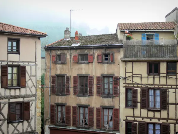 Thiers - Fachadas de casas en la ciudad vieja en el Parque Natural Regional Livradois